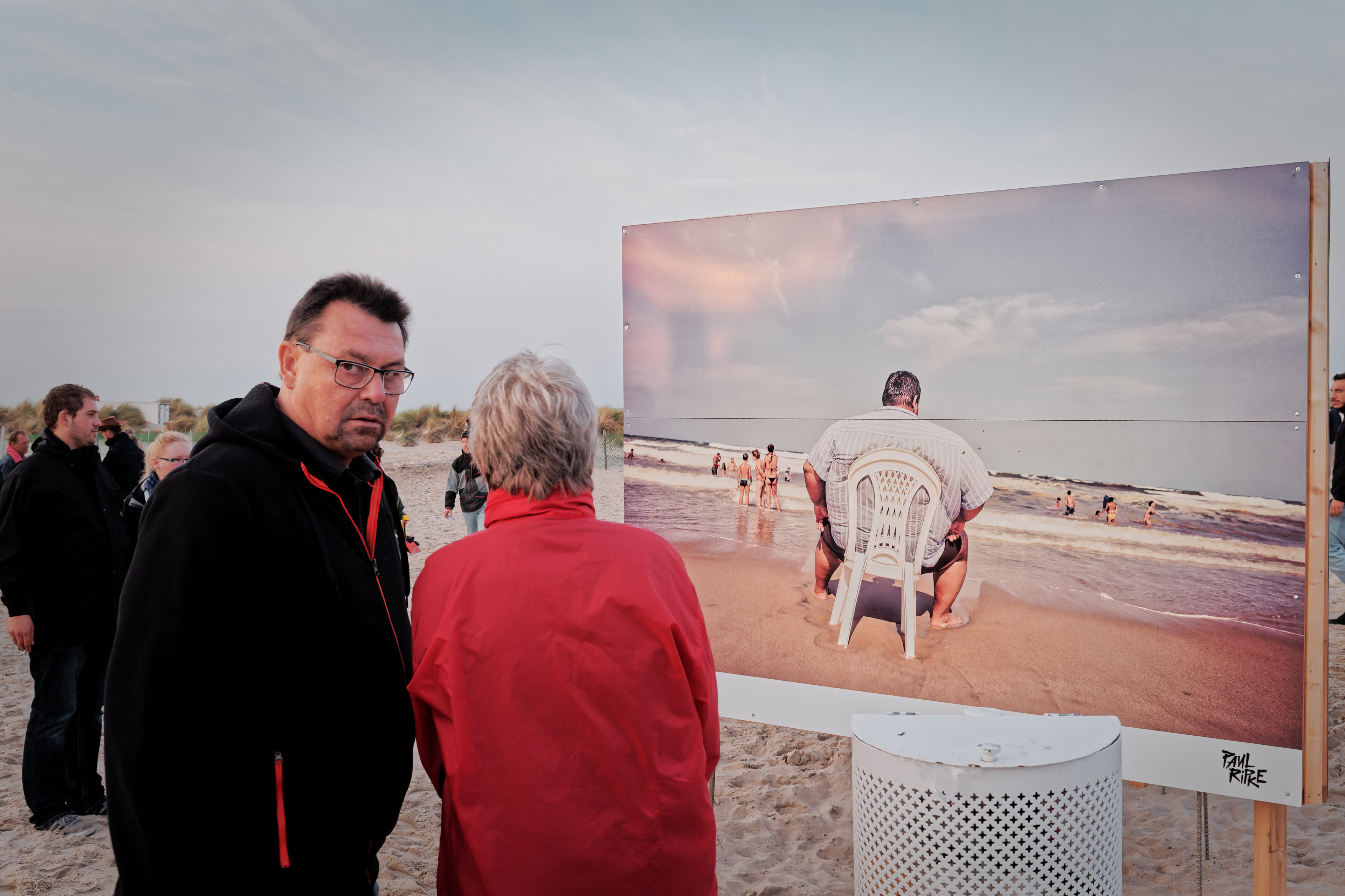 Finsterer Blick bei Fotoaustellung von Paul Ripke am Strand von Warnemünde