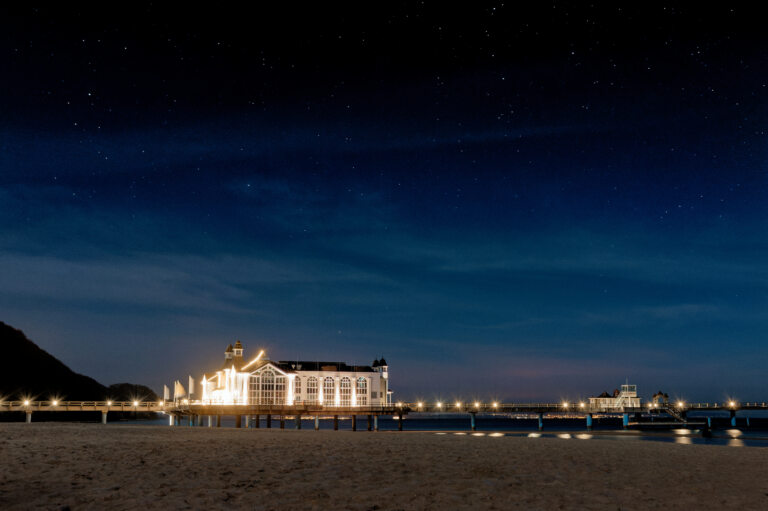 Ostseebad Sellin Seebrücke bei Nacht mit Sternenhimmel