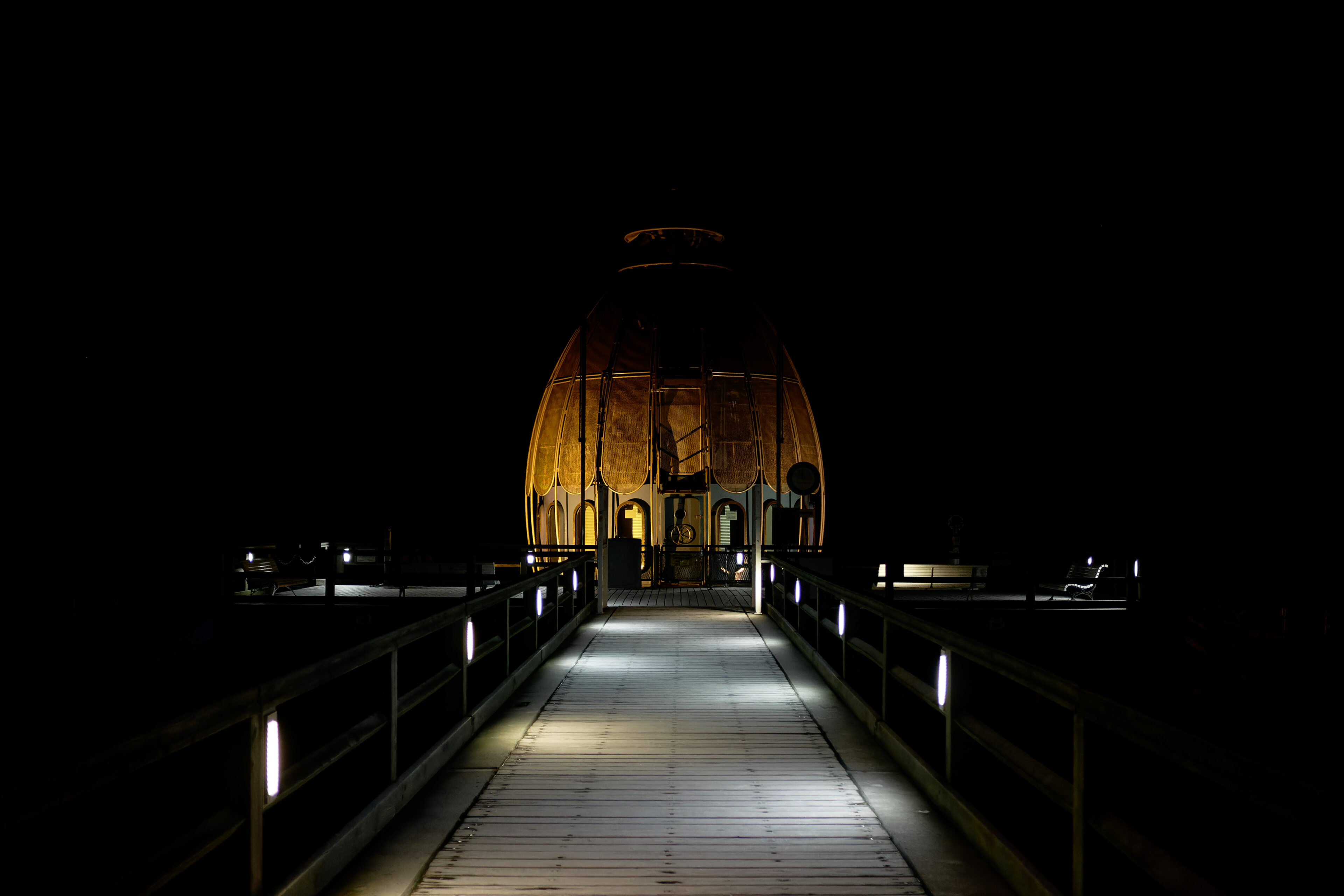 Tauchglocke an der Seebrücke im Ostseebad Sellin bei Nacht