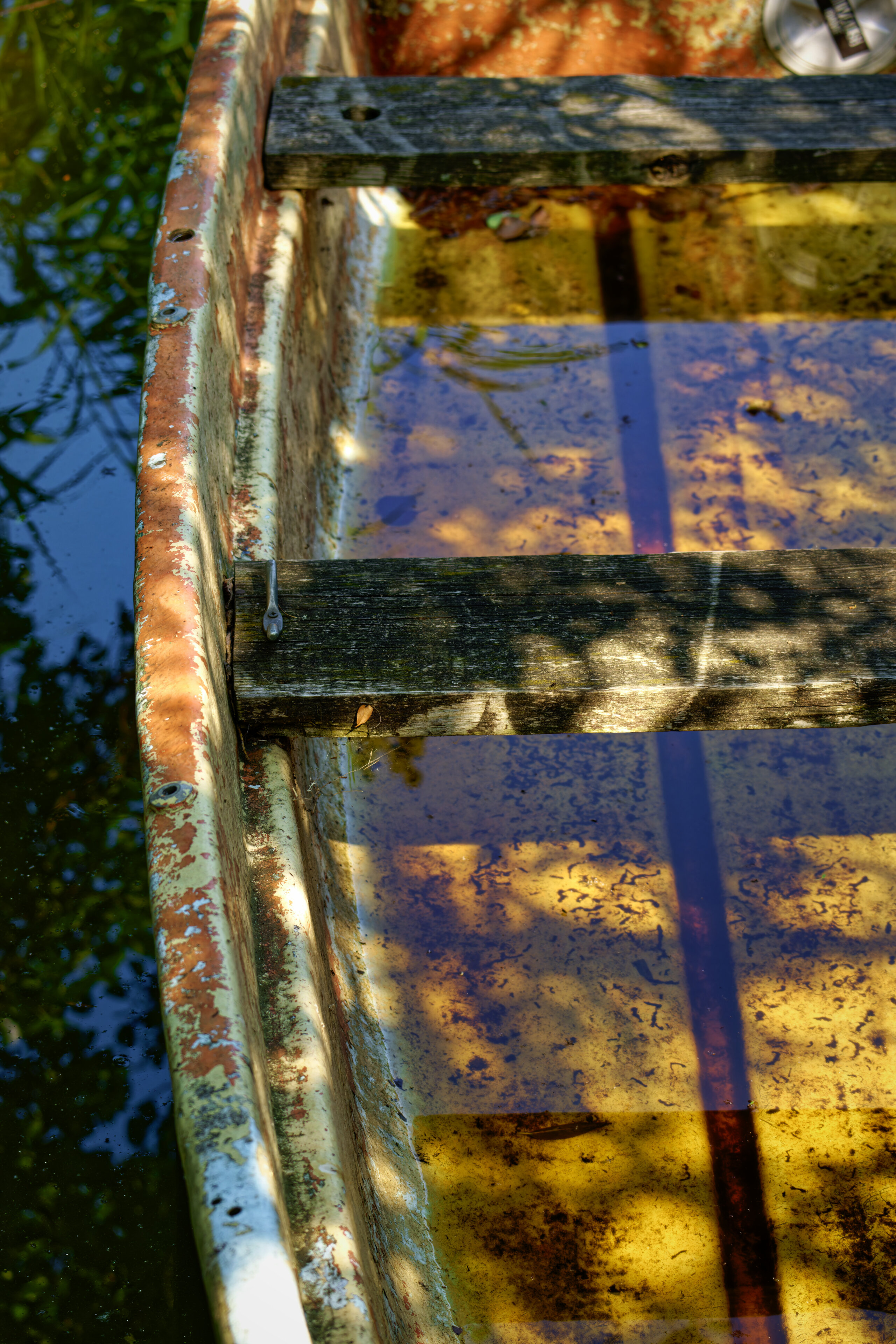 Goldenes Ruderboot mit Wasser gefüllt