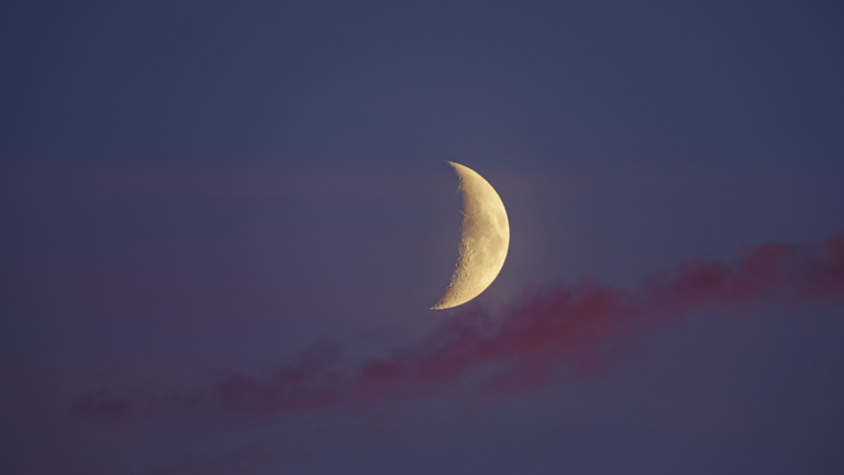 Mond am frühen Sommerabend