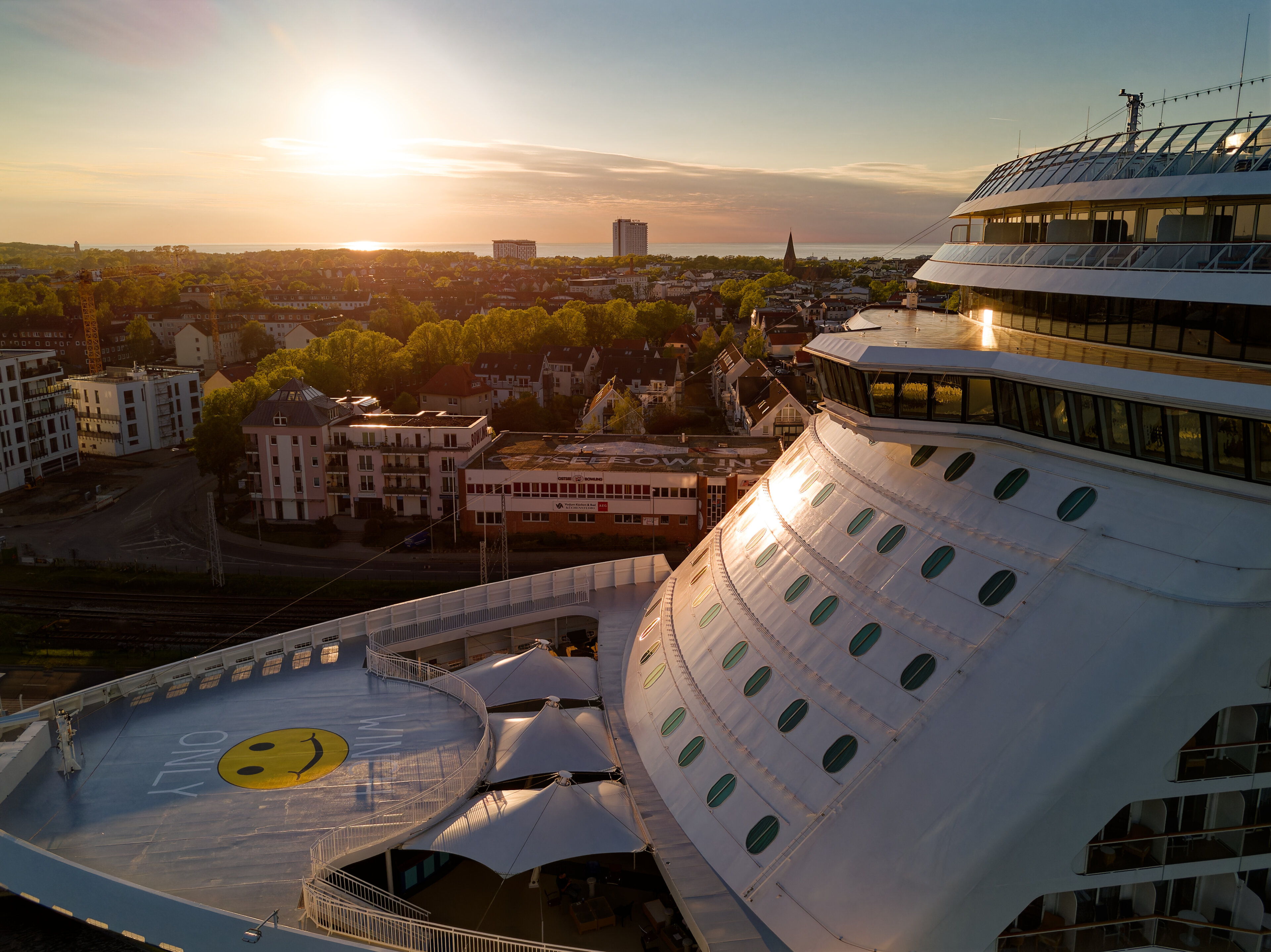 Passagierschiff mit Smiley in Warnemünde während Sonnenuntergang