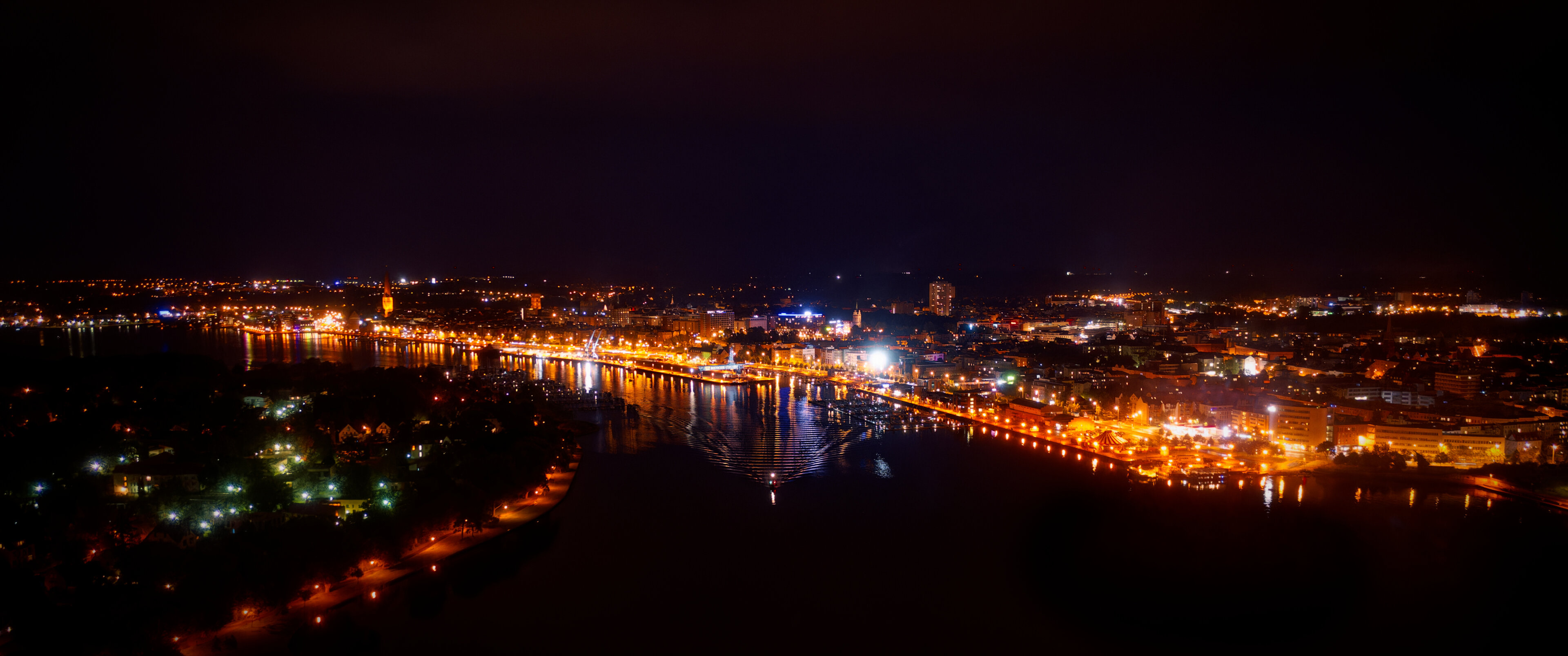 Rostock Stadthafen bei Nacht aus der Luft