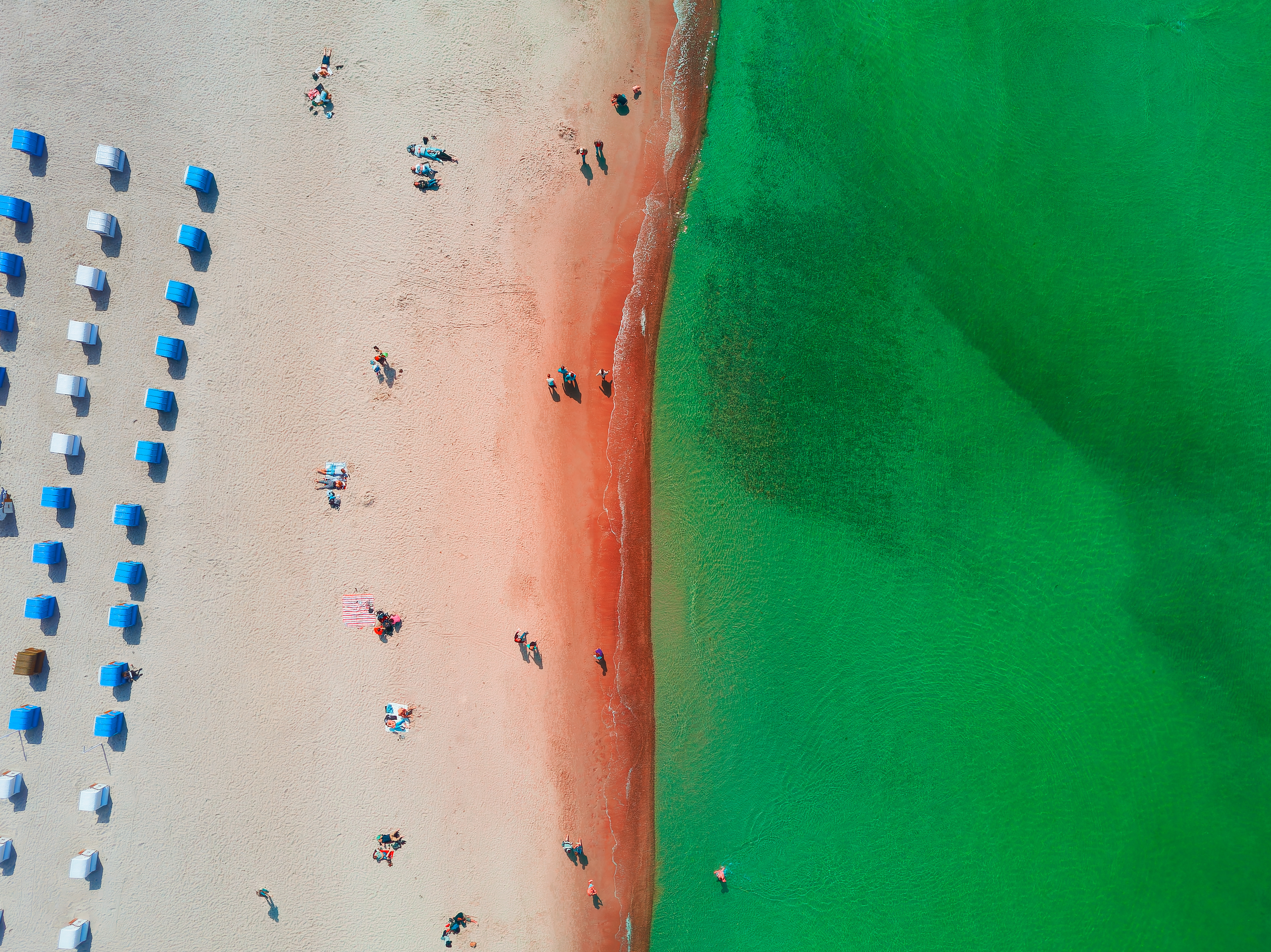 Sicht von oben auf Strand mit Wasser